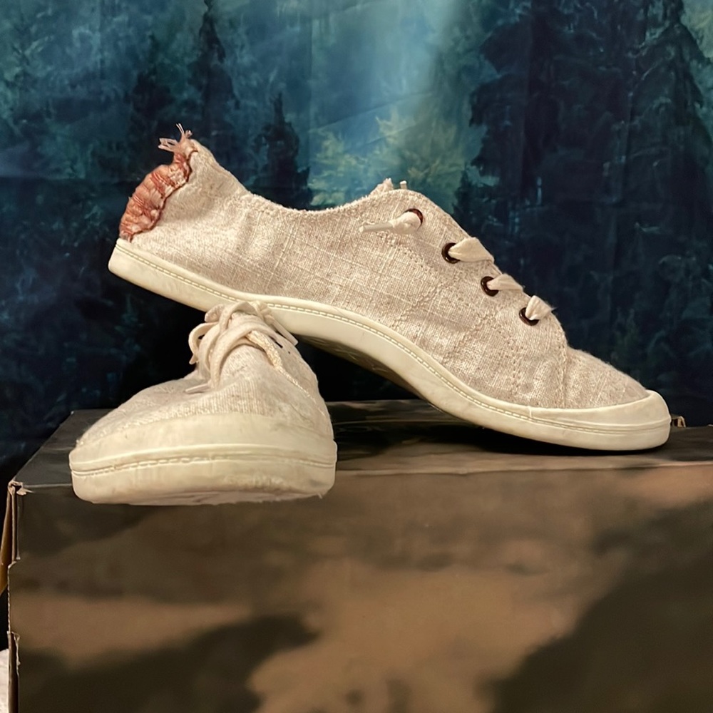 ROXY CASUAL SNEAKERS! CUTE AND COMFY…